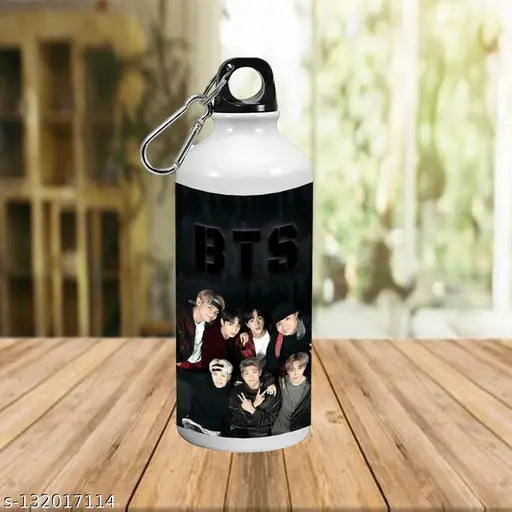 Sawardawalas BTS Sipper BTS Water Bottle Printed BTS Keychain Signature Army BTS Combo Gift Music Band V Suga J-Hope Jungkook Jin Jimin Rm Army BTS Gifts for Girls Boys for Birthday (600 ml)