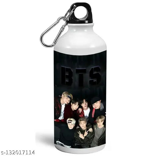 Sawardawalas BTS Sipper BTS Water Bottle Printed BTS Keychain Signature Army BTS Combo Gift Music Band V Suga J-Hope Jungkook Jin Jimin Rm Army BTS Gifts for Girls Boys for Birthday (600 ml)